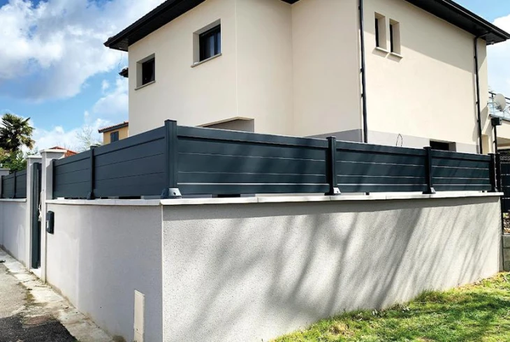 Clôture pleine Aluminium VILNIUS A LAMES