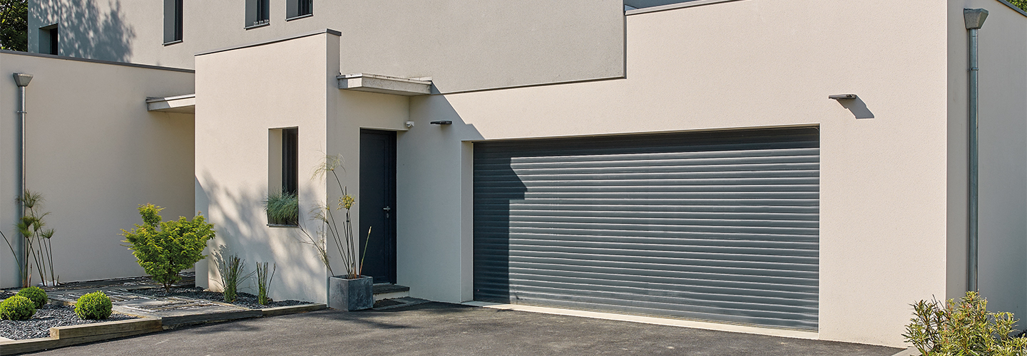 Porte de garage battante : les avantages et inconvénients, matériaux, prix